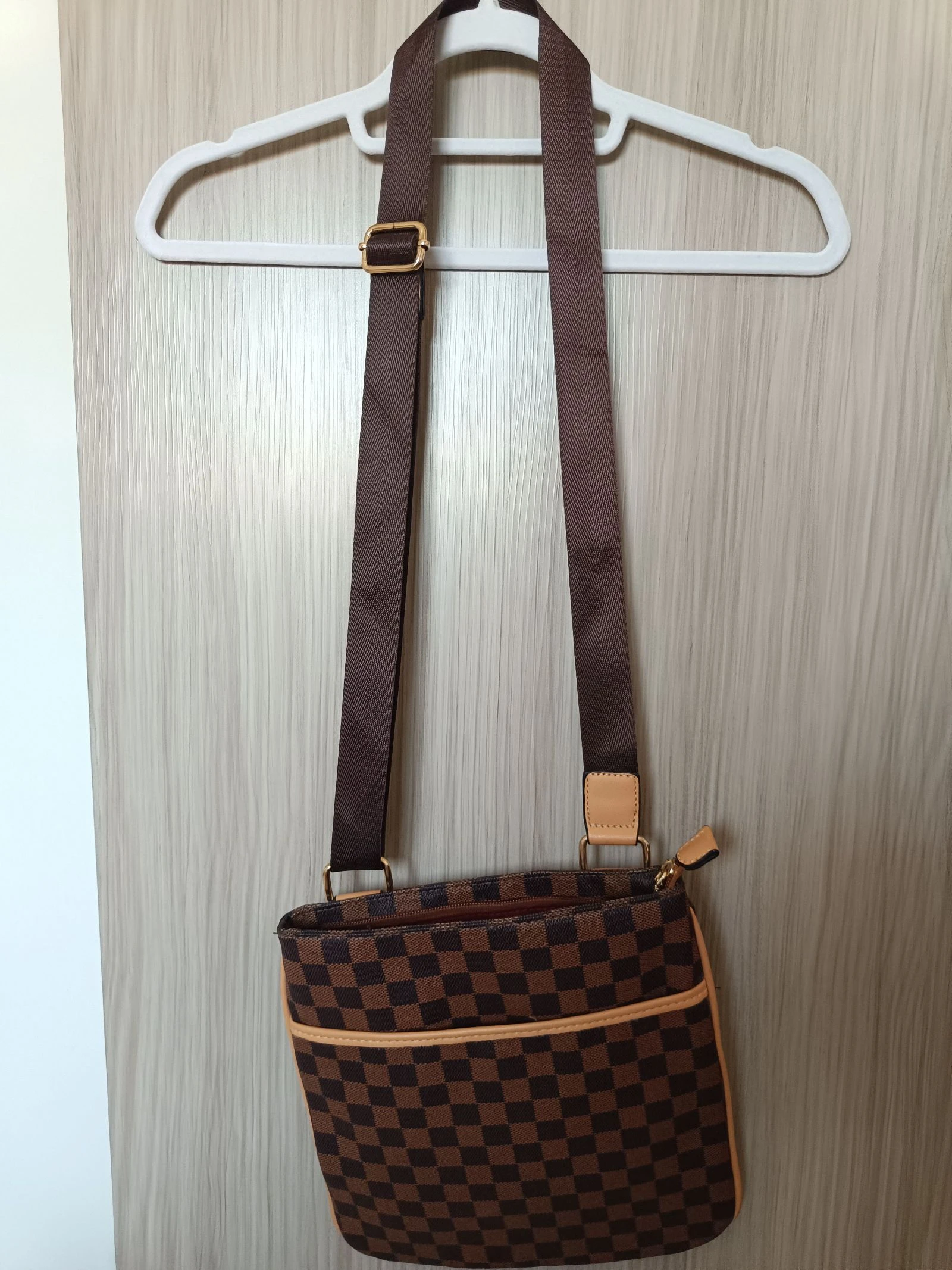 Bolso bandolera plana estampado cuadros tonos marrón y beige